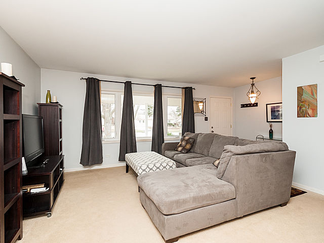 555 Bode Rd, Hoffman Estates, IL 60169 photo 4
