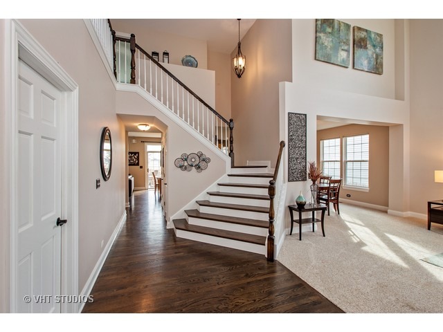 386 Sterling Cir, Cary, IL 60013 photo 2
