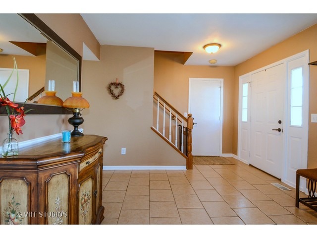 19 Hunter Dr, Montgomery, IL 60538 photo 2