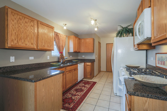 1716 Emerald Pointe Cir, Plainfield, IL 60586 photo 9