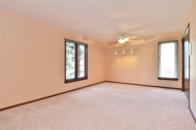 845 Queens Ln, Glenview, IL 60025 photo 8