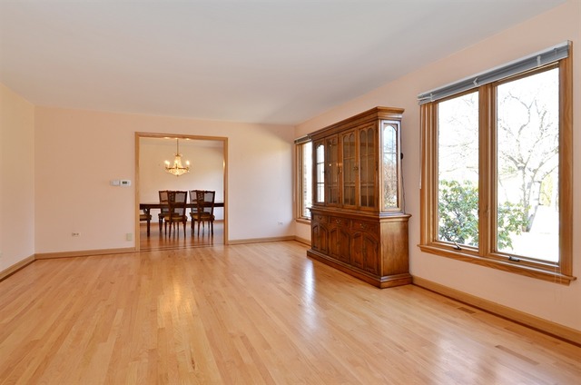 845 Queens Ln, Glenview, IL 60025 photo 2