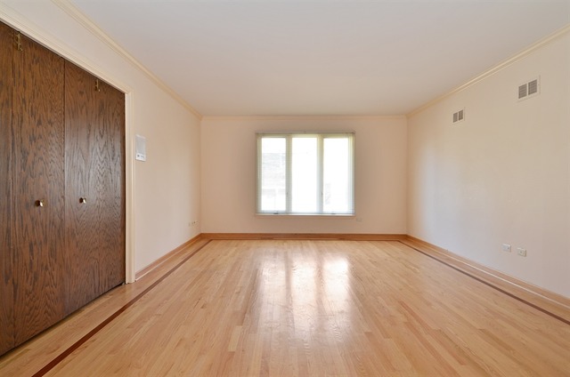 845 Queens Ln, Glenview, IL 60025 photo 9