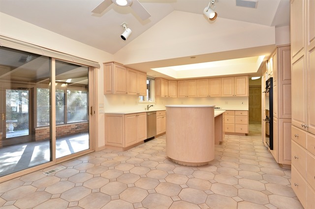845 Queens Ln, Glenview, IL 60025 photo 3