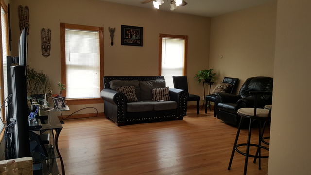 557 Simms St, Aurora, IL 60505 photo 2