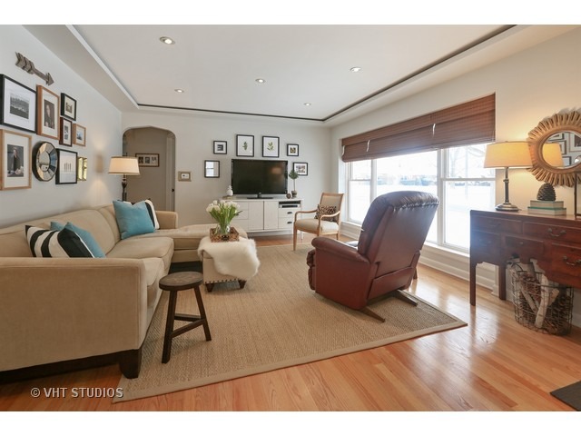 221 N Wille St, Mount Prospect, IL 60056 photo 2