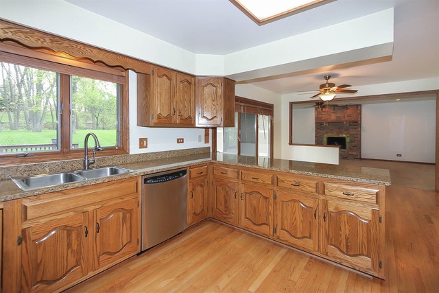 877 Kingston Ln, Bartlett, IL 60103 photo 5