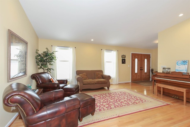 1120 Dresden Dr, Hoffman Estates, IL 60192 photo 4