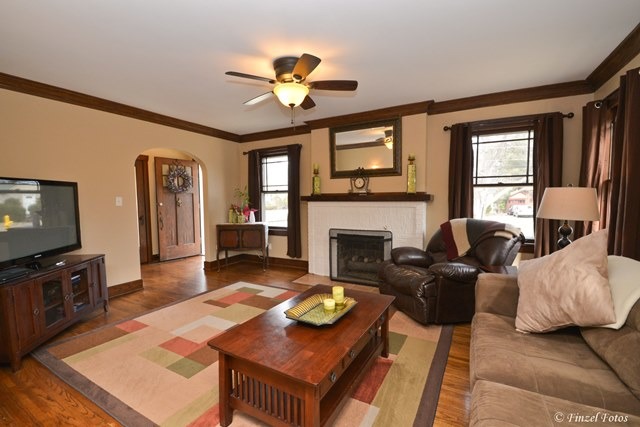 447 Oak St, Elgin, IL 60123 photo 2
