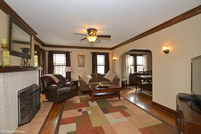 447 Oak St, Elgin, IL 60123 photo 3