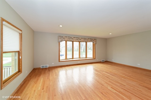 467 Loudon Rd, Riverside, IL 60546 photo 2