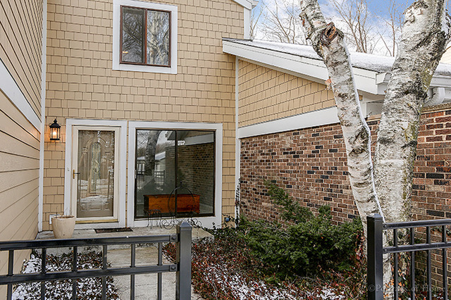 2094 Creekside Dr, Wheaton, IL 60189 photo 2