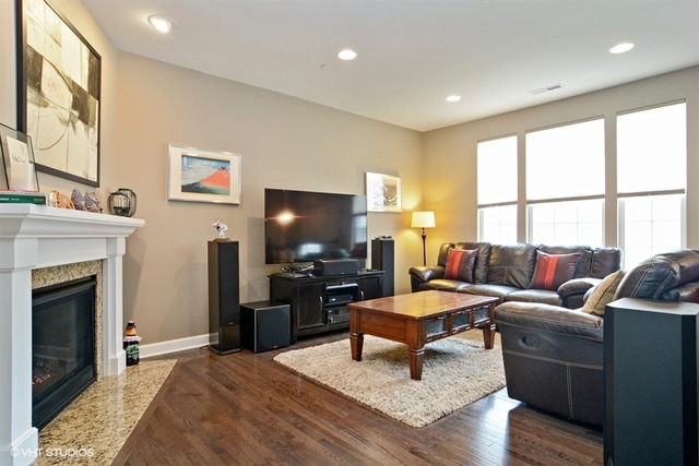 909 E Hamlin Ln, Arlington Heights, IL 60004 photo 2
