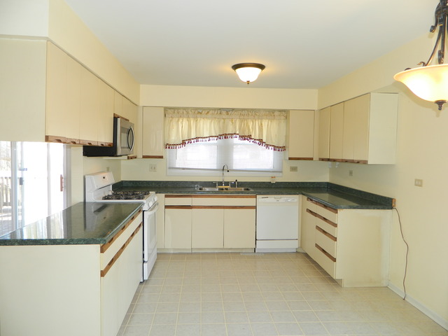 4330 Lombardy Ln, Hoffman Estates, IL 60192 photo 8