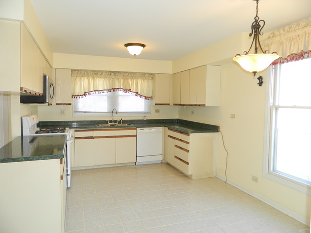 4330 Lombardy Ln, Hoffman Estates, IL 60192 photo 9