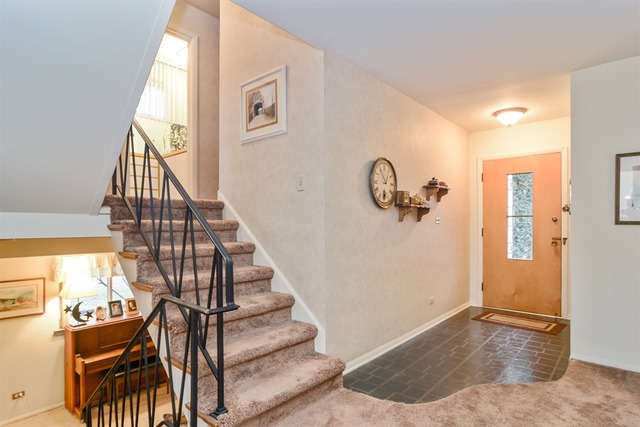 901 E Council Trl, Mount Prospect, IL 60056 photo 2