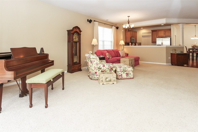2870 Edgewater Dr, Elgin, IL 60124 photo 9