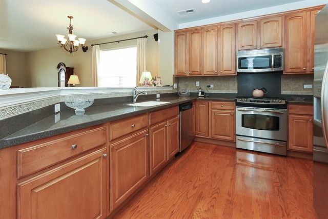 2870 Edgewater Dr, Elgin, IL 60124 photo 5