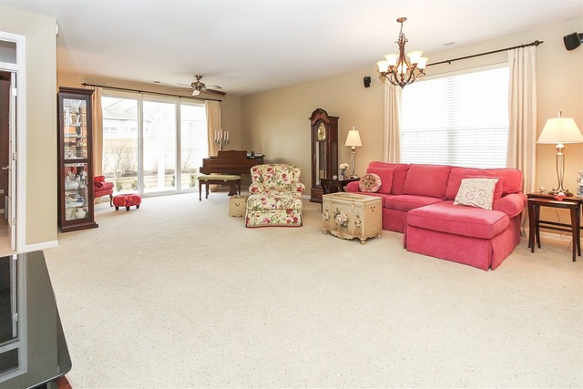 2870 Edgewater Dr, Elgin, IL 60124 photo 2