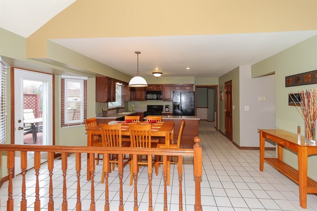 228 Aron Ct, Bartlett, IL 60103 photo 10