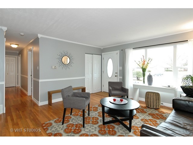 730 Orange Ln, Hoffman Estates, IL 60169 photo 3