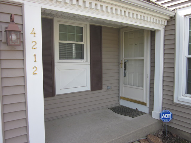 4212 Forest Glen Dr, Hoffman Estates, IL 60192 photo 2