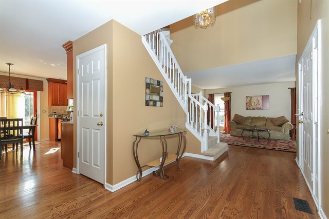 1349 Hunter Dr, Bartlett, IL 60103 photo 2