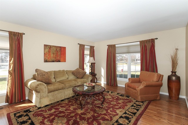 1349 Hunter Dr, Bartlett, IL 60103 photo 3
