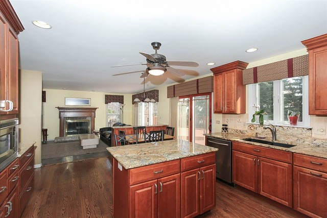 1349 Hunter Dr, Bartlett, IL 60103 photo 9