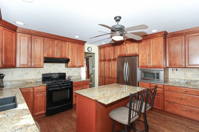 1349 Hunter Dr, Bartlett, IL 60103 photo 8
