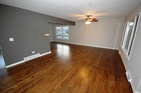 1255 Crestview Dr, Elgin, IL 60123 photo 2
