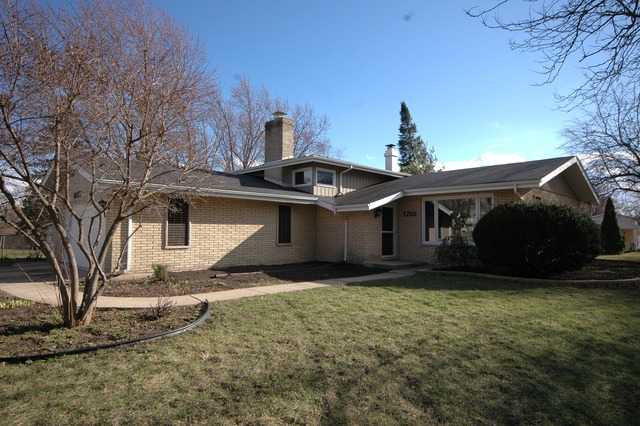 1255 Crestview Dr, Elgin, IL 60123 photo 1