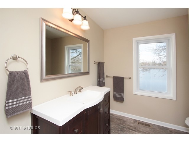 382 Northgate Rd, Lindenhurst, IL 60046 photo 9