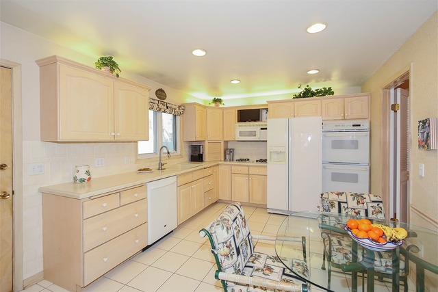 934 Willson Dr, Des Plaines, IL 60016 photo 9
