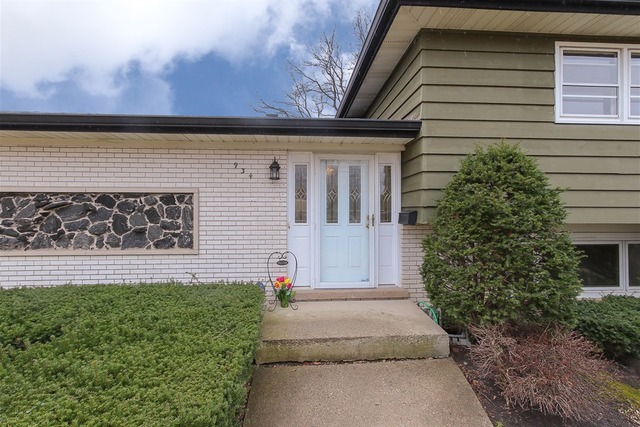 934 Willson Dr, Des Plaines, IL 60016 photo 2