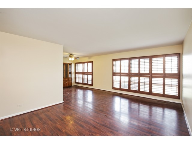 2148 Plainfield Dr, Des Plaines, IL 60018 photo 3