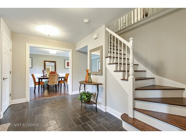 1 Red Haw Rd, Rolling Meadows, IL 60008 photo 2
