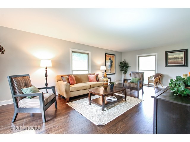 1 Red Haw Rd, Rolling Meadows, IL 60008 photo 3