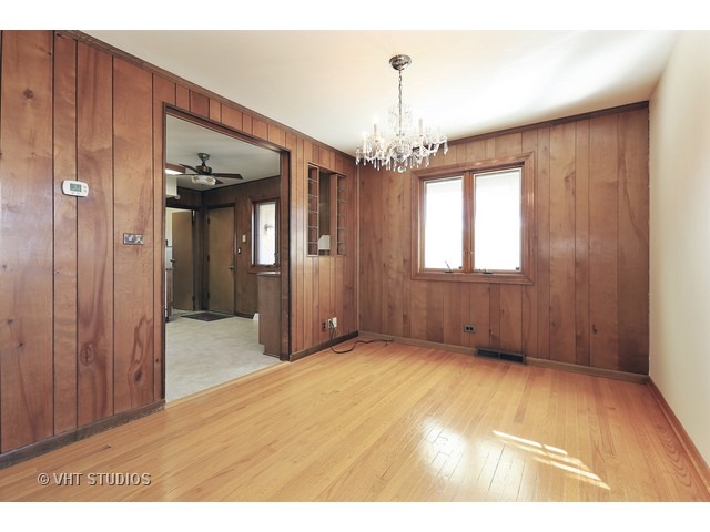 601 Ambleside Rd, Des Plaines, IL 60016 photo 5