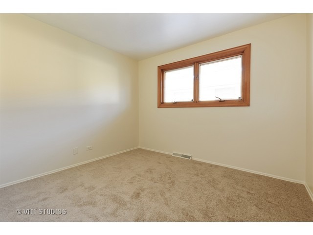 601 Ambleside Rd, Des Plaines, IL 60016 photo 7
