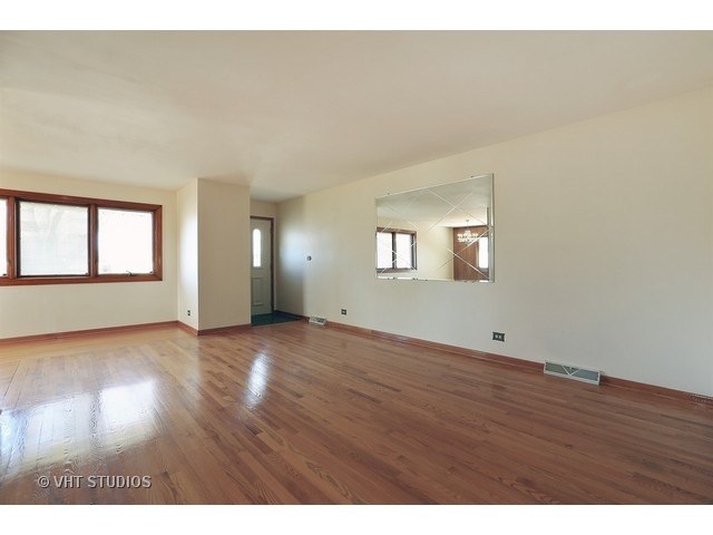 601 Ambleside Rd, Des Plaines, IL 60016 photo 2