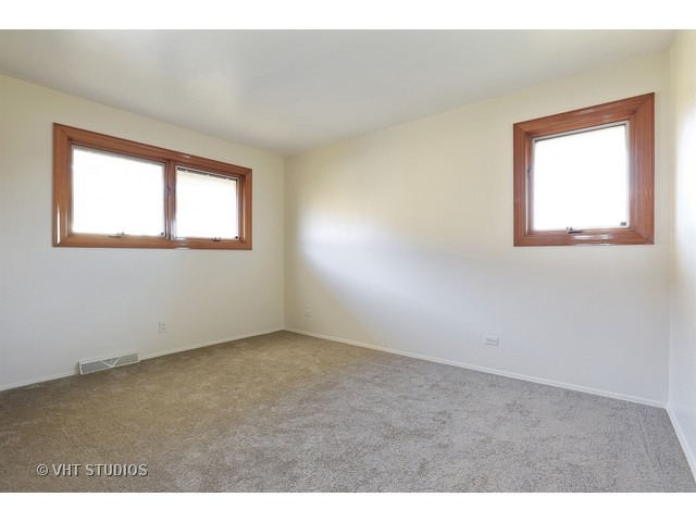 601 Ambleside Rd, Des Plaines, IL 60016 photo 8
