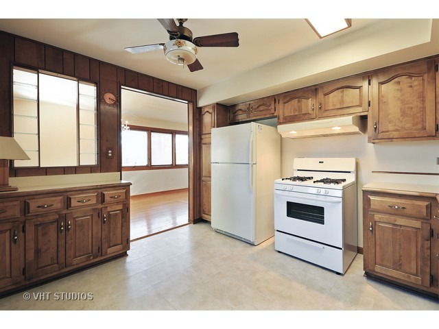 601 Ambleside Rd, Des Plaines, IL 60016 photo 4
