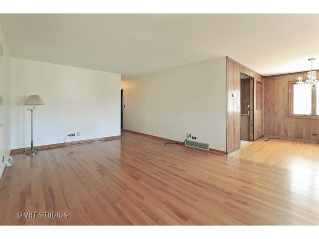 601 Ambleside Rd, Des Plaines, IL 60016 photo 3