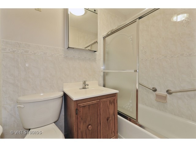 601 Ambleside Rd, Des Plaines, IL 60016 photo 9