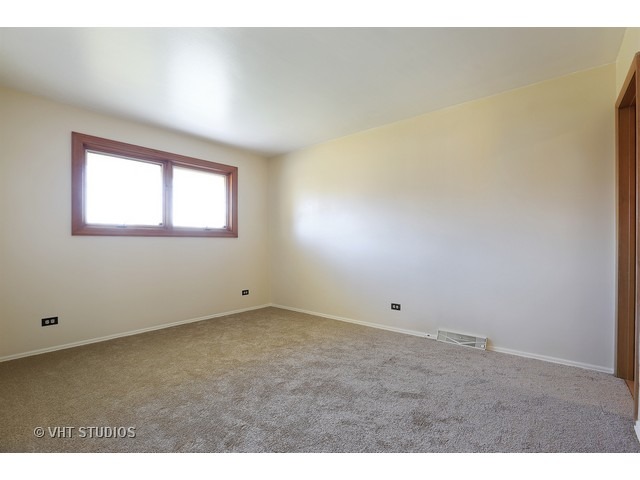 601 Ambleside Rd, Des Plaines, IL 60016 photo 6