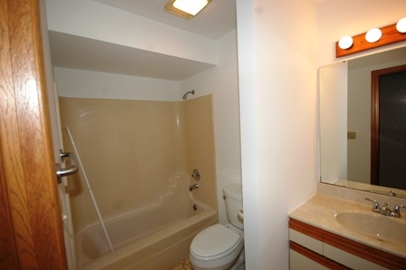 660 Waverly Dr #B, Elgin, IL 60120 photo 9