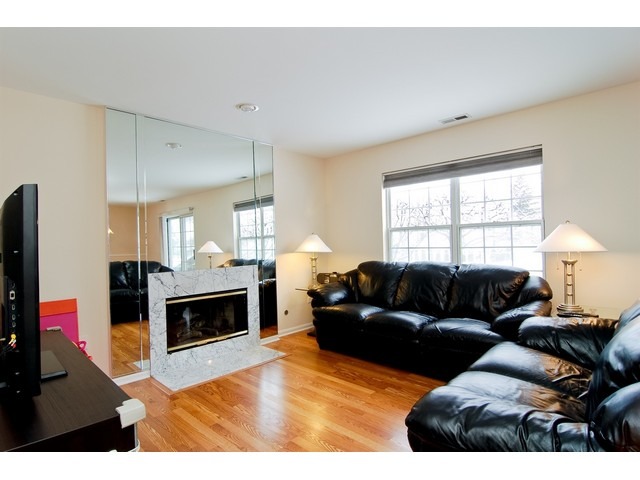 270 11th St #A, Wheeling, IL 60090 photo 2