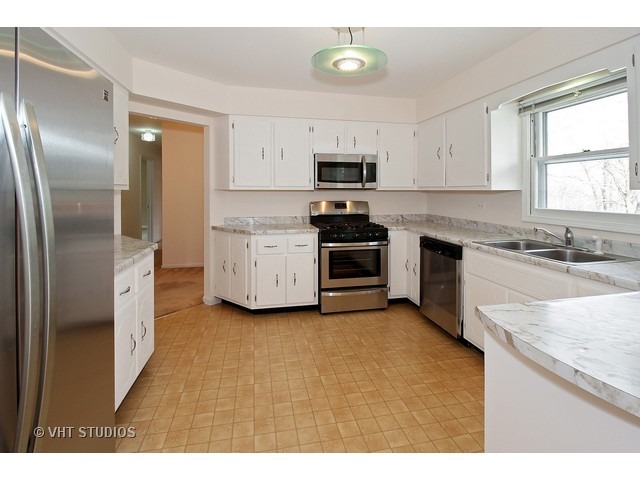 10 S161 Springbrook Dr, Naperville, IL 60565 photo 3