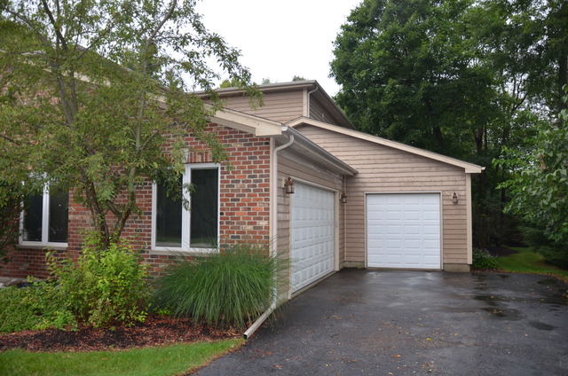 595 Tanglewood Ct, Algonquin, IL 60102 photo 2